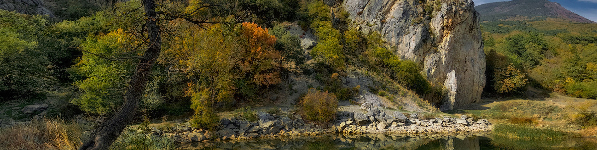 Красный камень и руины средневековой крепости, фото, обзор, как добраться |  Достопримечательности Красный камень и руины средневековой крепости